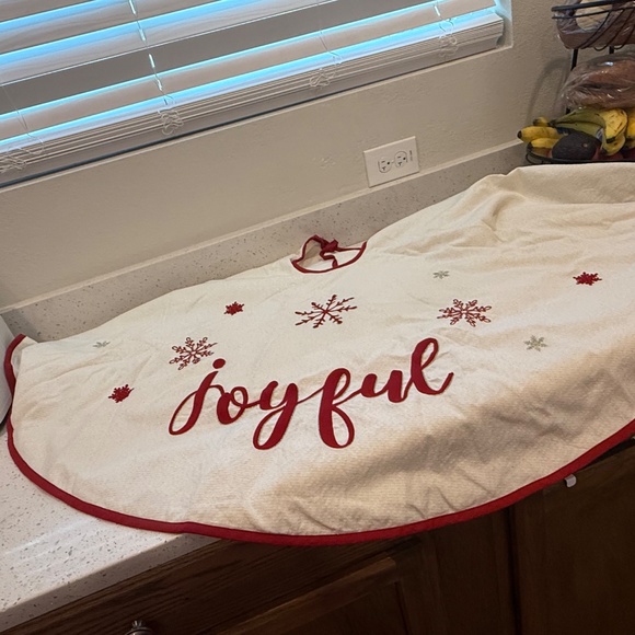 TREE SKIRT - Picture 2 of 8